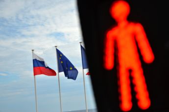 Флаги России, ЕС и Франции