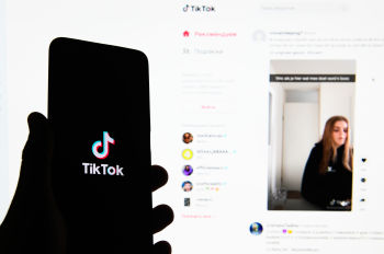 Приложения TikTok в мобильном телефоне и в компьютере