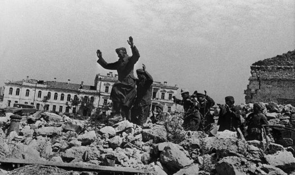 Пленные немцы на развалинах Севастополя около Графской пристани