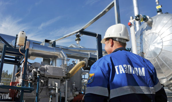 Рабочий на газокомпрессорной станции "Портовая"