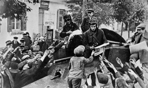 Местные жители приветствуют бойцов Красной Армии в Западной Белоруссии, 1 сентября 1939