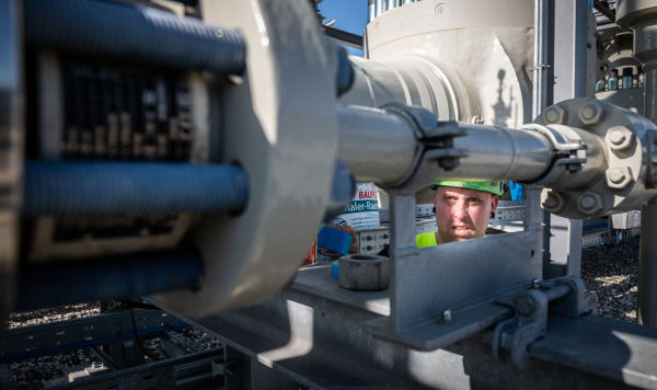 Специалист работает на территории газораспределительного центра магистрального газопровода "Северный поток–2" в городе Любмин в Германии