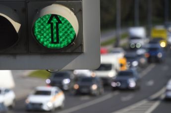 Автомобили у светофора 