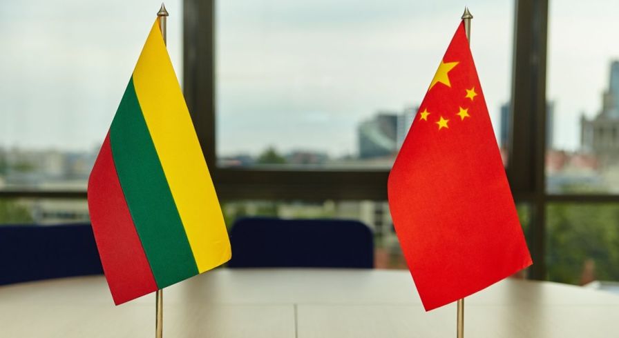 Флаги Литвы и Китая