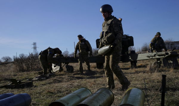 Военнослужащие украинской армии ведут огонь из гаубицы в Запорожской области