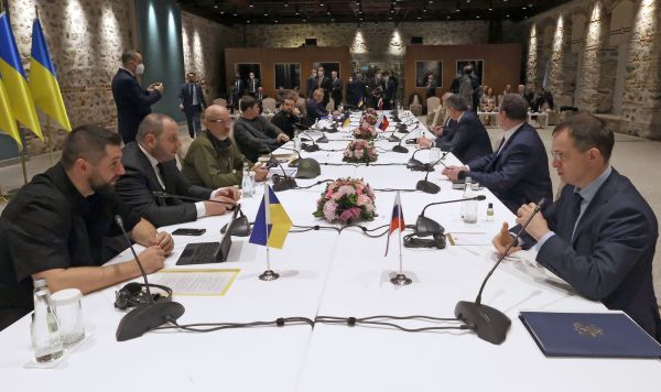 Руководитель фракции "Слуга народа" в Верховной раде Украины Давид Арахамия (слева) и помощник президента РФ Владимир Мединский во время российско-украинских переговоров во дворце Долмабахче в Стамбуле, 29 марта 2022