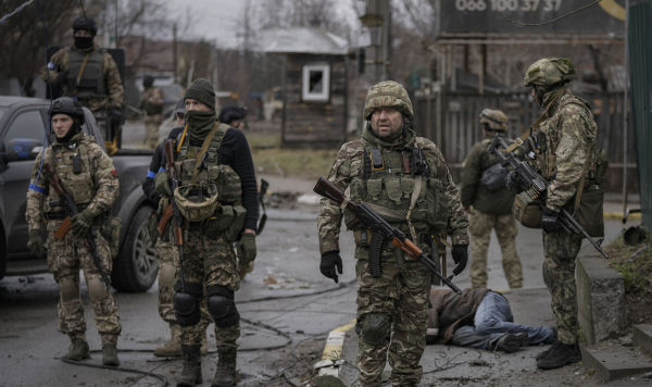 Украинские военнослужащие в Буче, 2 апреля 2022 Украинские военнослужащие в Буче, 2 апреля 2022