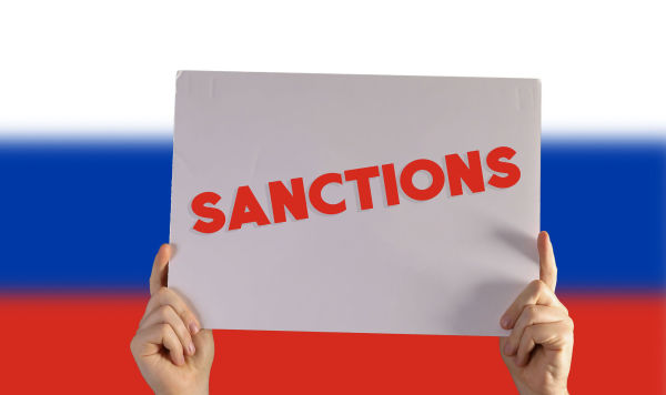 Табличка "Санкции" на фоне флага России Табличка "Санкции" на фоне флага России