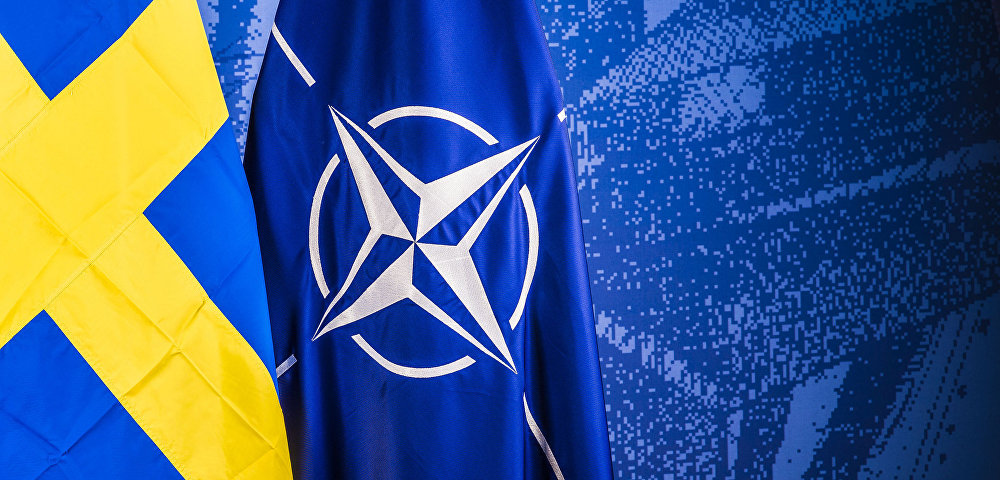 Флаги Швеции и НАТО Флаги Швеции и НАТО