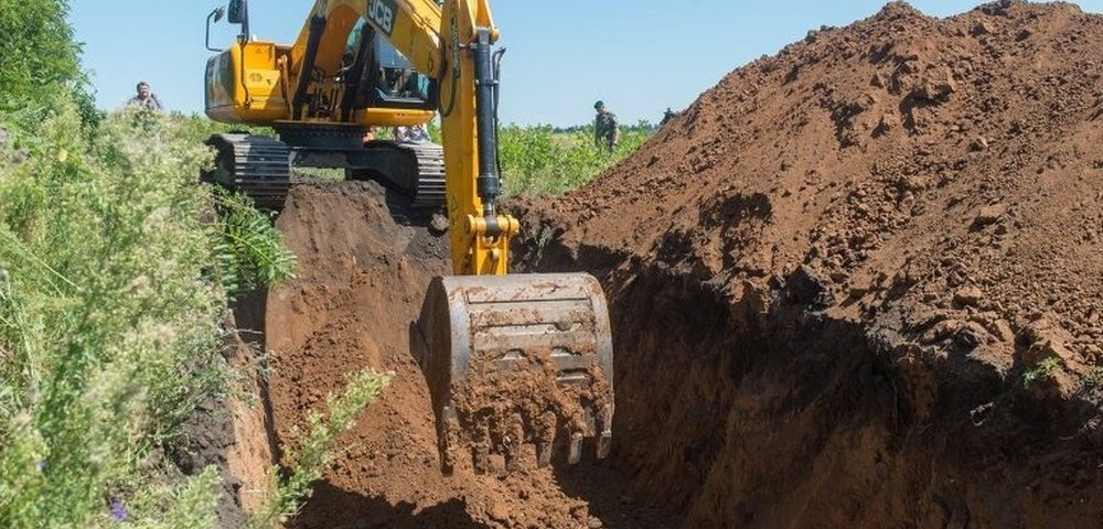 Ров на границе Украины с Россией. Ров на границе Украины с Россией.
