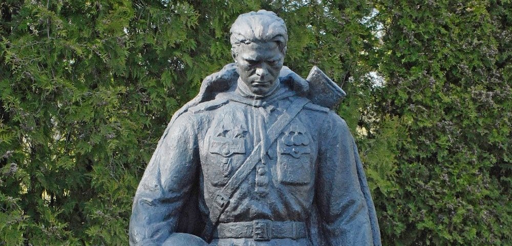Памятник Воину-освободителю перенесен с холма Тынисмяги на Таллинское военное кладбище.