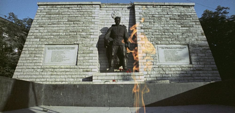 "Бронзовый солдат" в Таллине. "Бронзовый солдат" в Таллине.