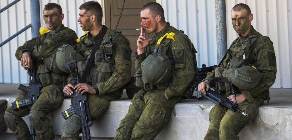 Силы обороны Эстонии совместно с союзниками НАТО во время военных учений "Весенний шторм". Силы обороны Эстонии совместно с союзниками НАТО во время военных учений "Весенний шторм".