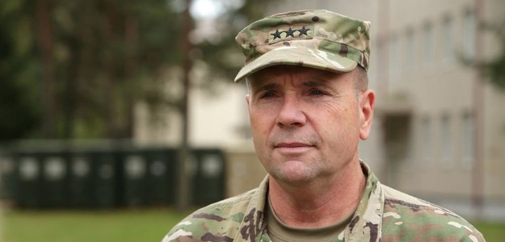 Командующий войсками США в Европе генерал-лейтенант Фредерик Бен Ходжес на базе в Адажи.