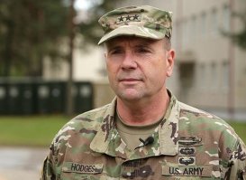 Командующий войсками США в Европе генерал-лейтенант Фредерик Бен Ходжес на базе в Адажи.