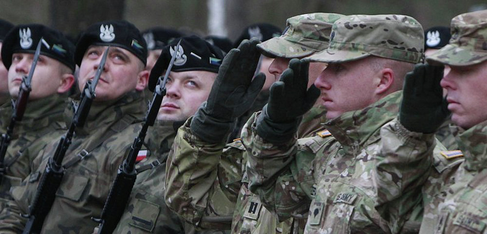 Польские военнослужащие Польские военнослужащие встречают контингент НАТО.