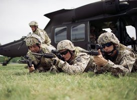 Латвийские солдаты на учениях в США.