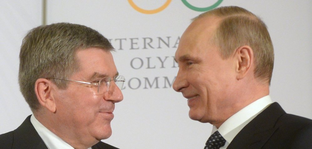 Президент России Владимир Путин (справа) и президент Международного олимпийского комитета Томас Бах.