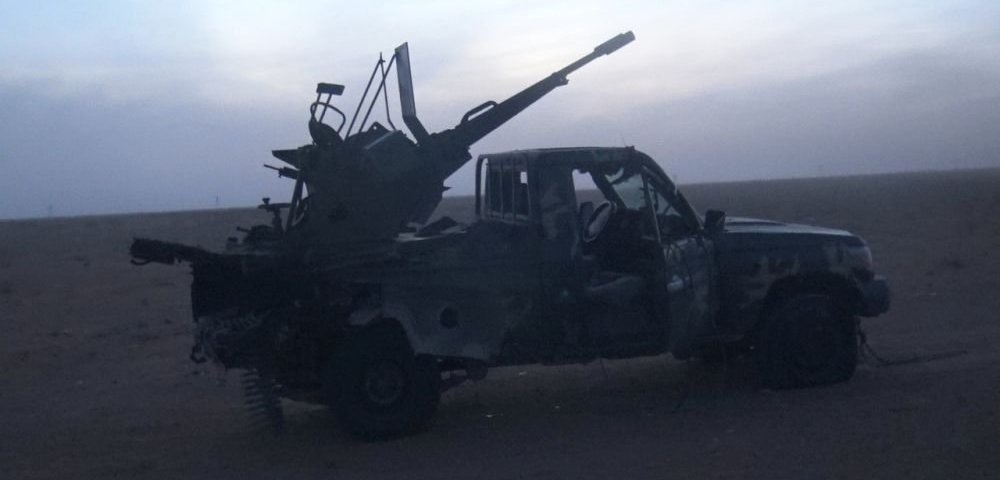 Уничтоженный пикап боевиков ИГИЛ.