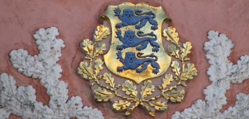 Герб Эстонской Республики на здании Государственного собрания. Герб Эстонской Республики.