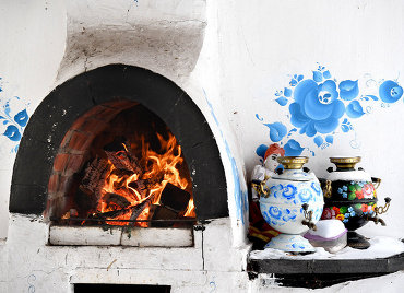 Печь и самовары с росписью на предприятии "Гжельский завод художественной росписи".