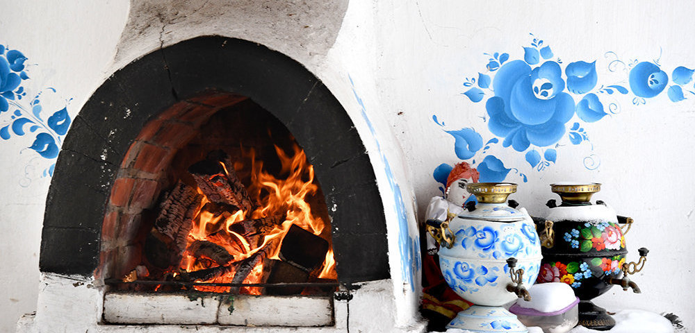 Печь и самовары с росписью на предприятии "Гжельский завод художественной росписи".