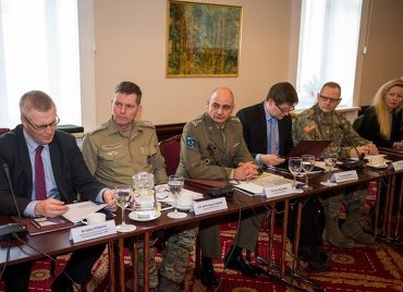 Сотрудники служб безопасности и эксперты Литвы, Польши и США обсуждают Сувалкский коридор (2018 год).
