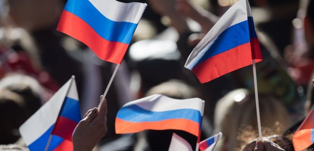 Флажки участников митинга-концерта "Россия. Севастополь. Крым" в честь годовщины воссоединения Крыма с Россией.