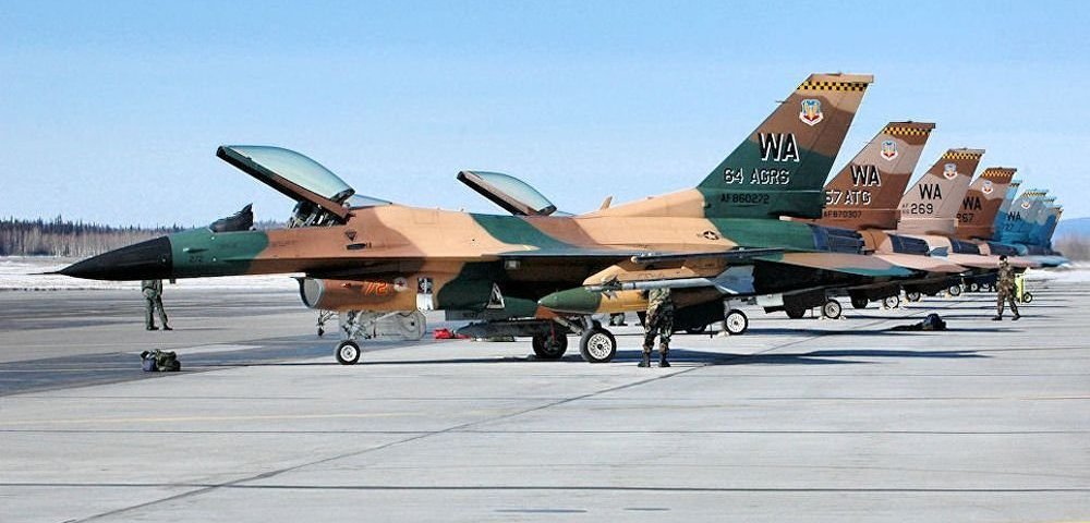 Истребители F-16С 64-й эскадрильи "агрессоров" (64th Aggressor Squadron). Истребители F-16С 64-й эскадрильи "агрессоров" (64th Aggressor Squadron).