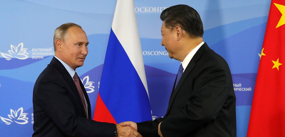 Президент РФ Владимир Путин и председатель КНР Си Цзиньпин (справа) на пресс-конференции, 11 сентября 2018