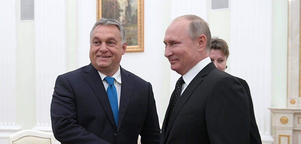 Президент РФ Владимир Путин и премьер-министр Венгрии Виктор Орбан (слева) во время встречи 18 сентября 2018
