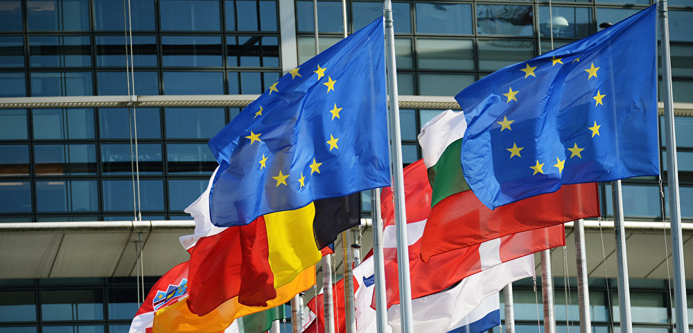 Флаги у здания Европейского парламента в Страсбурге