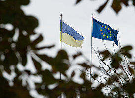 Флаги Украины и Европейского союза на одной из улиц Киева