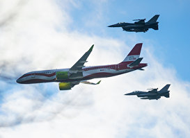 Военный парад в честь столетия Латвии. Самолет Airbus A220-300, выкрашенный в цвета национального флага