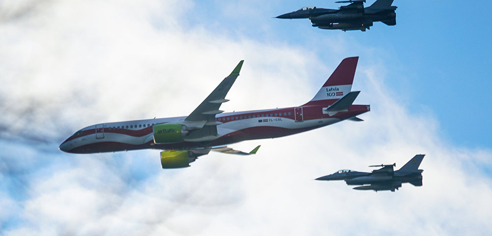 Военный парад в честь столетия Латвии. Самолет Airbus A220-300, выкрашенный в цвета национального флага