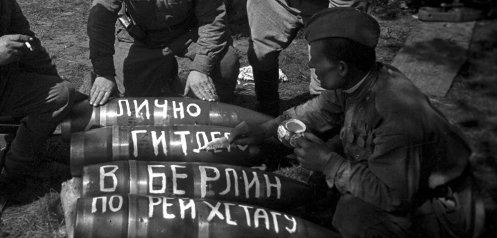 Берлинская стратегическая наступательная операция с 16 апреля по 8 мая 1945 года. Советские артиллеристы готовятся к штурму Берлина. Берлинская стратегическая наступательная операция с 16 апреля по 8 мая 1945 года. Советские артиллеристы готовятся к штурму Берлина.