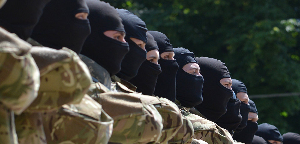Бойцы батальона “Азов” принимают присягу на верность Украине на Софийской площади в Киеве перед отправкой на Донбасс, 16 июля 2014 года Бойцы батальона “Азов” принимают присягу на верность Украине на Софийской площади в Киеве перед отправкой на Донбасс, 16 июля 2014 года