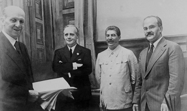 Фридрих Гаус, Иоахим фон Риббентроп, Иосиф Сталин и Вячеслав Молотов после подписания советско-германского пакта, 23 августа 1939 года
