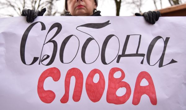Женщина с плакатом "Свобода слова"