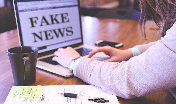 "Fake news" открыт на компьютере у девушки 