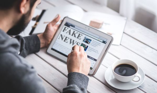 "Fake news" открыты на планшете у мужчины