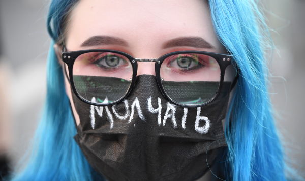 Участница митинга в поддержку журналистов Участница митинга в поддержку журналистов