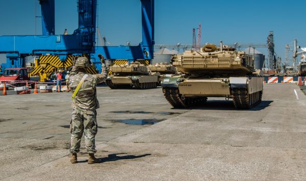 Погрузка американской военной техники в порту