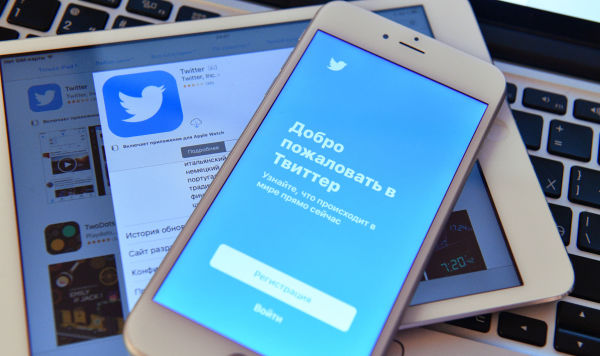 Страница социальной сети Twitter на экранах смартфона и планшета