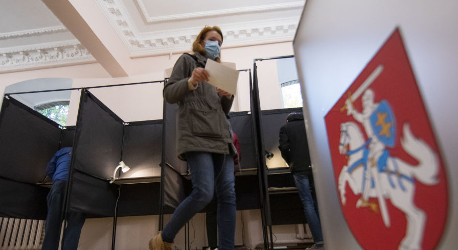 Избиратели на участке на выборах в Сейм Литвы, 11 октября 2020