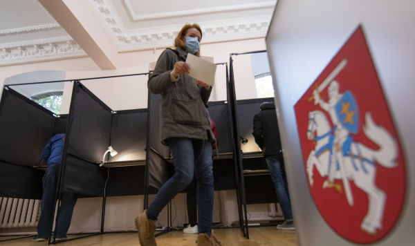 Избиратели на участке на выборах в Сейм Литвы Избиратели на участке на выборах в Сейм Литвы, 11 октября 2020