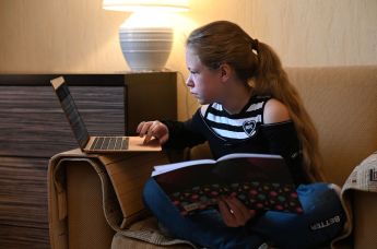 Девочка во время дистанционного обучения у себя дома