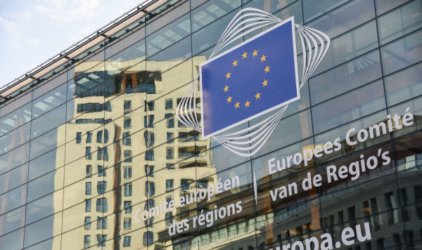 Логотип Евросоюза на здании штаб-квартиры Европейского парламента в Брюсселе Логотип Евросоюза на здании штаб-квартиры Европейского парламента в Брюсселе