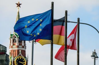 Флаг Европейского Союза на фоне Спасской башни Кремля в Москве