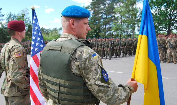 Американские и украинские военнослужащие на построении
